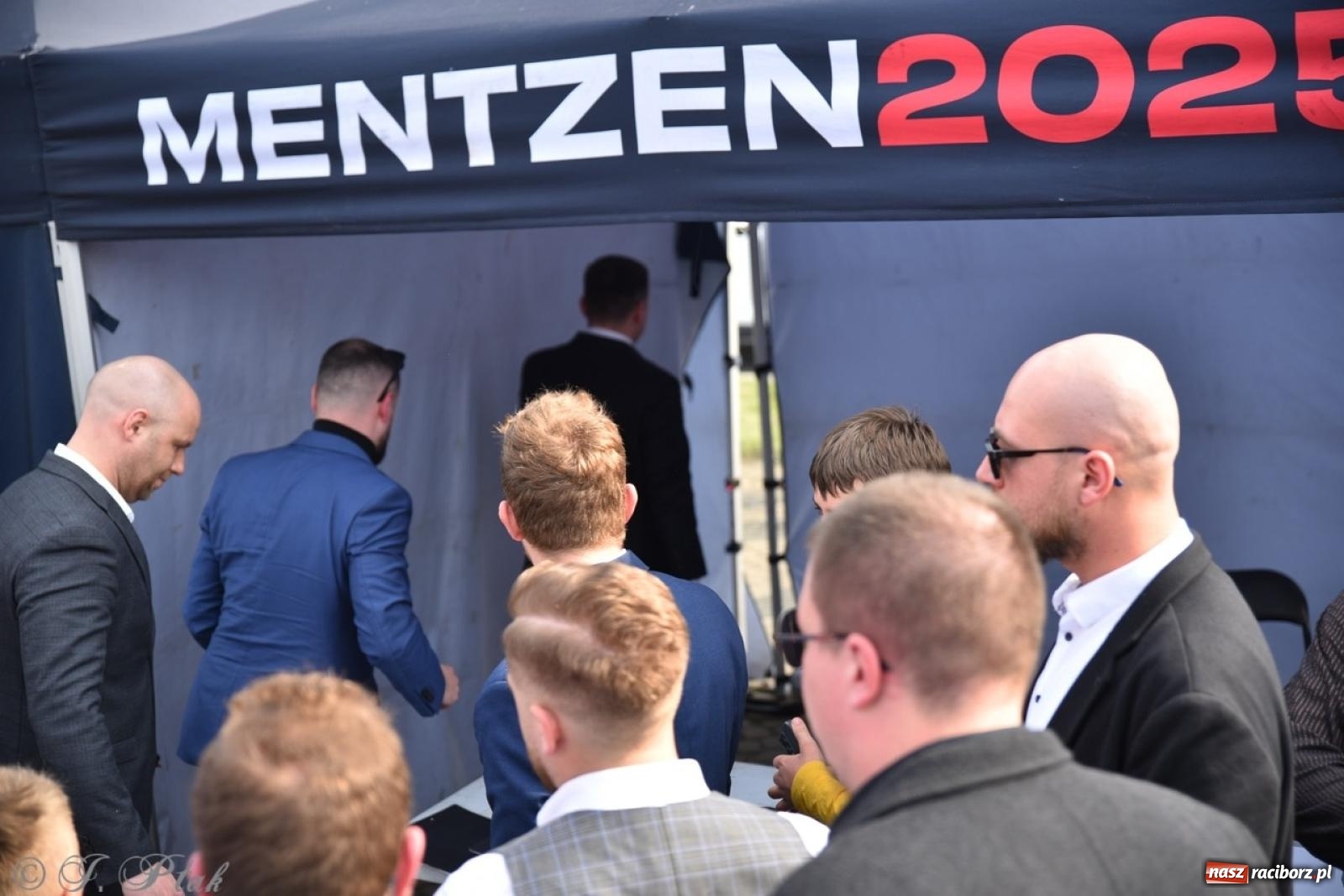 Zdjęcie w galerii na portalu naszraciborz.pl: Cześć, tu Sławomir. Mentzen na wiecu przy Matce Polce w Raciborzu [FOTO i WIDEO] wiadomości z regionu