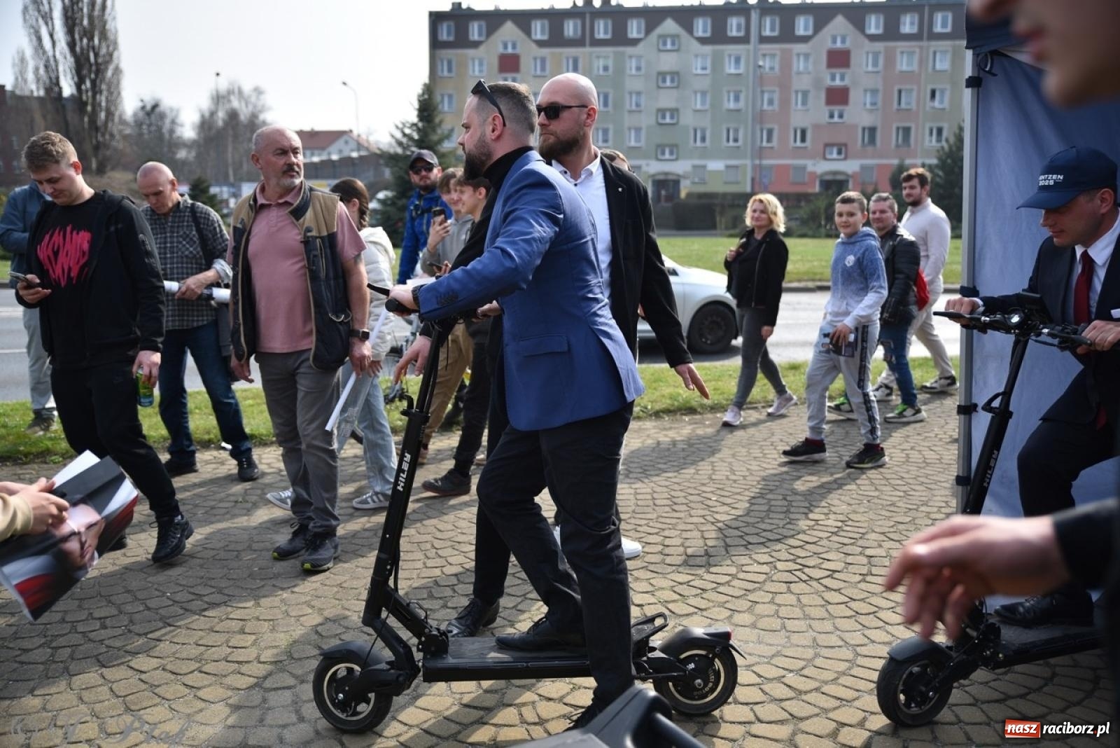 Zdjęcie w galerii na portalu naszraciborz.pl: Cześć, tu Sławomir. Mentzen na wiecu przy Matce Polce w Raciborzu [FOTO i WIDEO] wiadomości z regionu