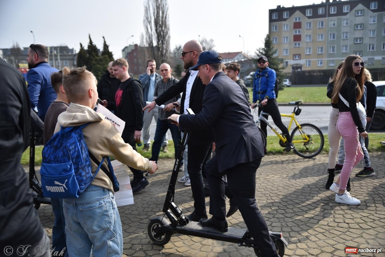 Zdjęcie w galerii na portalu naszraciborz.pl: Cześć, tu Sławomir. Mentzen na wiecu przy Matce Polce w Raciborzu [FOTO i WIDEO] wiadomości z regionu