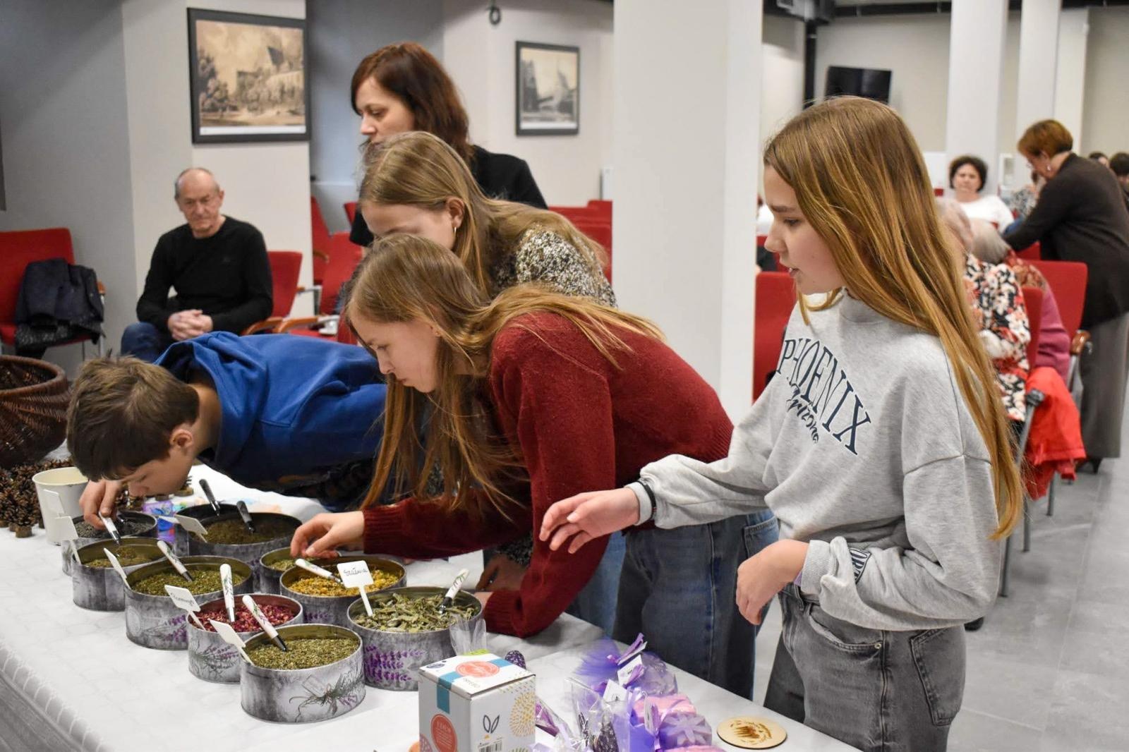 Zdjęcie w galerii na portalu naszraciborz.pl: Zapachy lasu i militaria na Zamku Piastowskim. Zamkowa niedziela z przyrodą i historią wiadomości z regionu