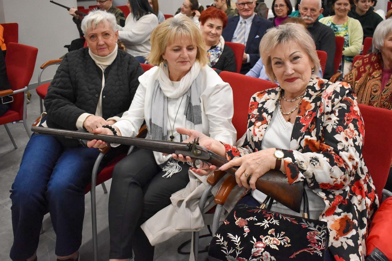 Zdjęcie w galerii na portalu naszraciborz.pl: Zapachy lasu i militaria na Zamku Piastowskim. Zamkowa niedziela z przyrodą i historią wiadomości z regionu