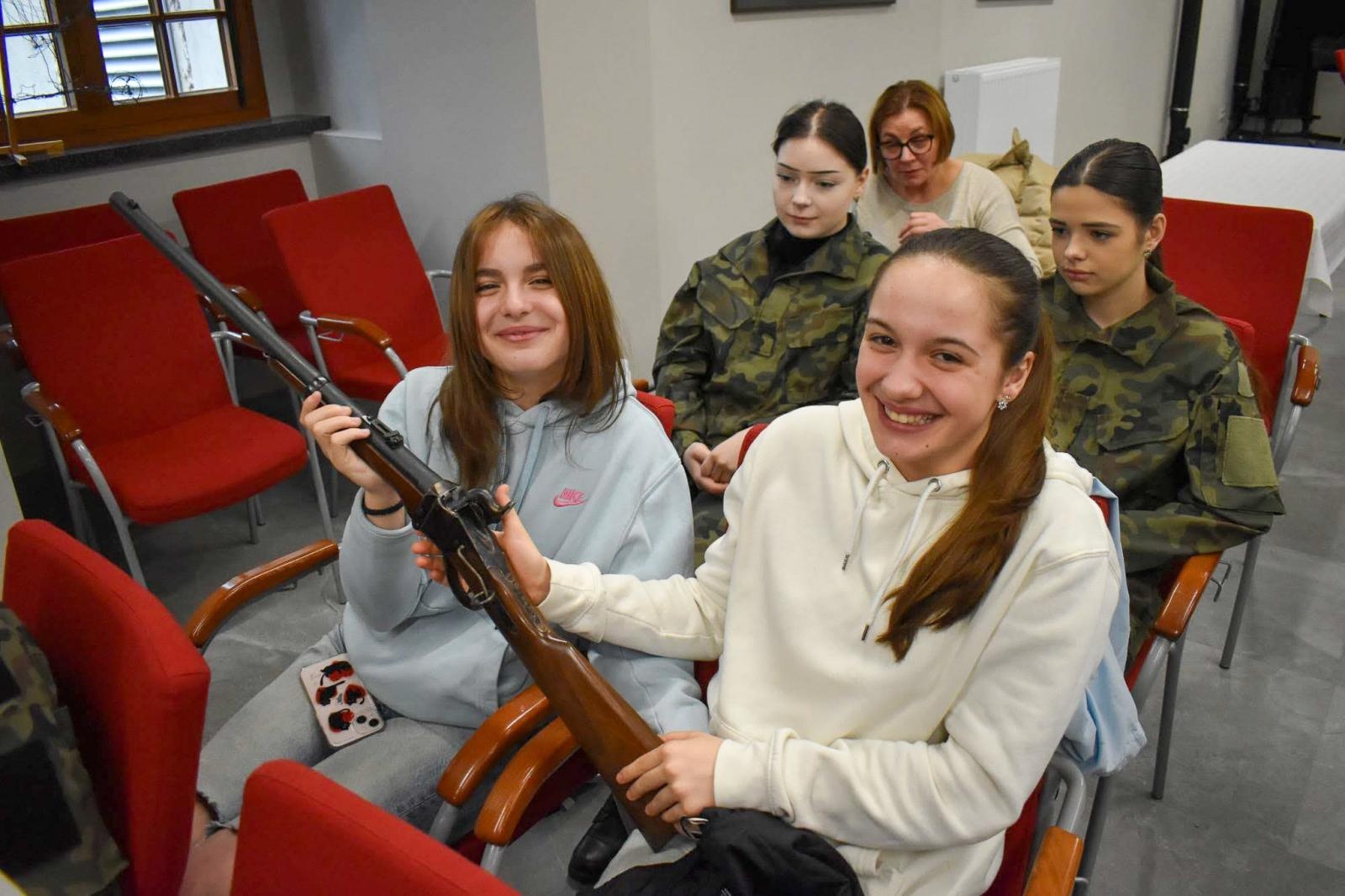 Zdjęcie w galerii na portalu naszraciborz.pl: Zapachy lasu i militaria na Zamku Piastowskim. Zamkowa niedziela z przyrodą i historią wiadomości z regionu