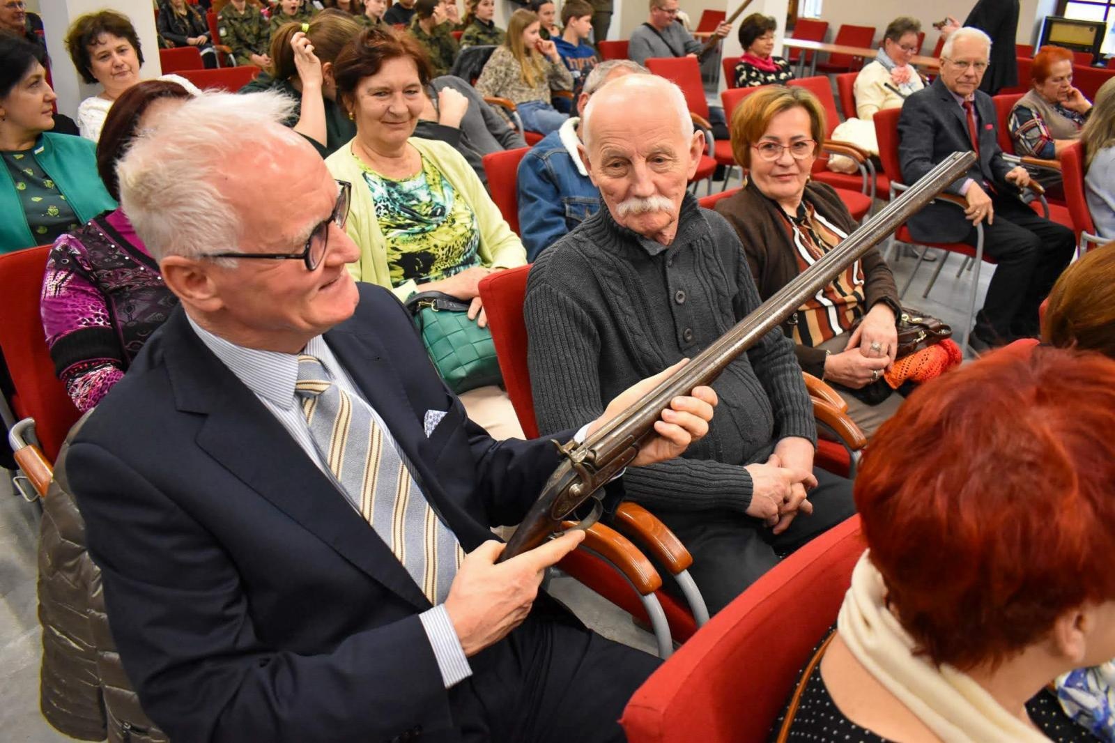 Zdjęcie w galerii na portalu naszraciborz.pl: Zapachy lasu i militaria na Zamku Piastowskim. Zamkowa niedziela z przyrodą i historią wiadomości z regionu