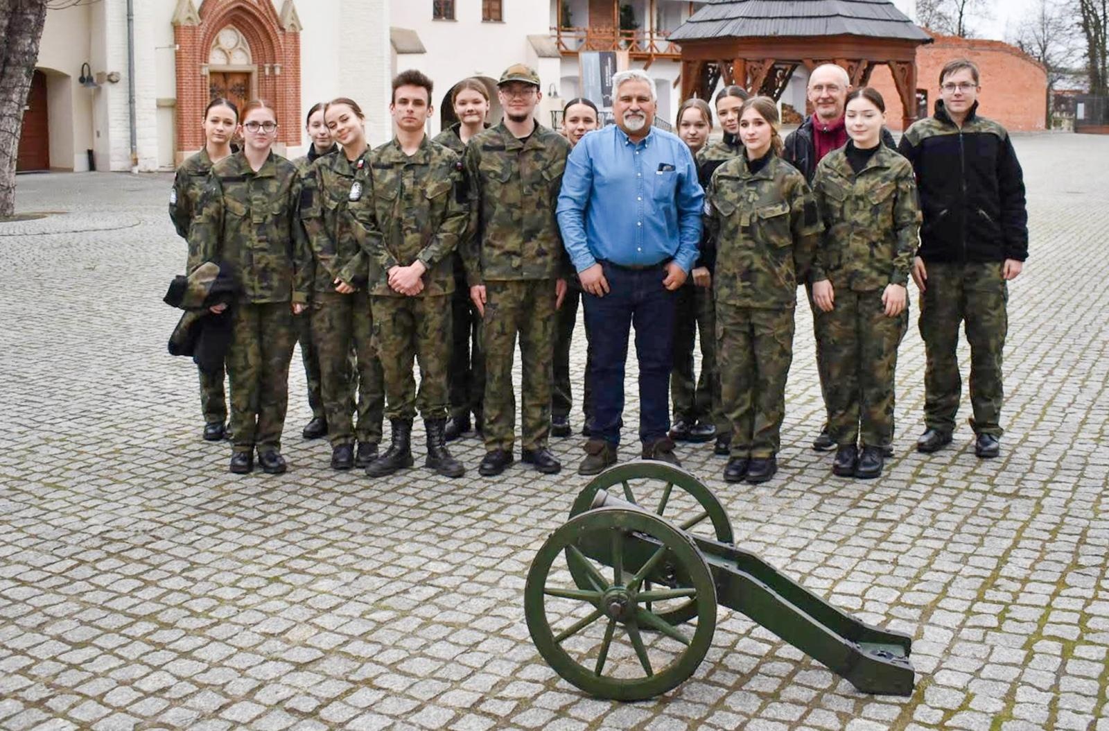 Zdjęcie w galerii na portalu naszraciborz.pl: Zapachy lasu i militaria na Zamku Piastowskim. Zamkowa niedziela z przyrodą i historią wiadomości z regionu