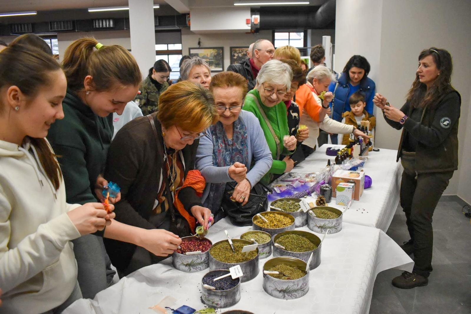 Zdjęcie w galerii na portalu naszraciborz.pl: Zapachy lasu i militaria na Zamku Piastowskim. Zamkowa niedziela z przyrodą i historią wiadomości z regionu