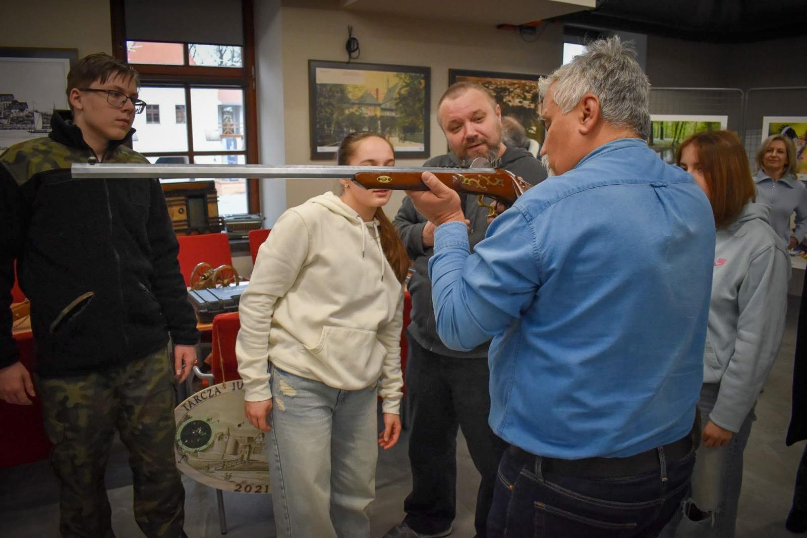 Zdjęcie w galerii na portalu naszraciborz.pl: Zapachy lasu i militaria na Zamku Piastowskim. Zamkowa niedziela z przyrodą i historią wiadomości z regionu
