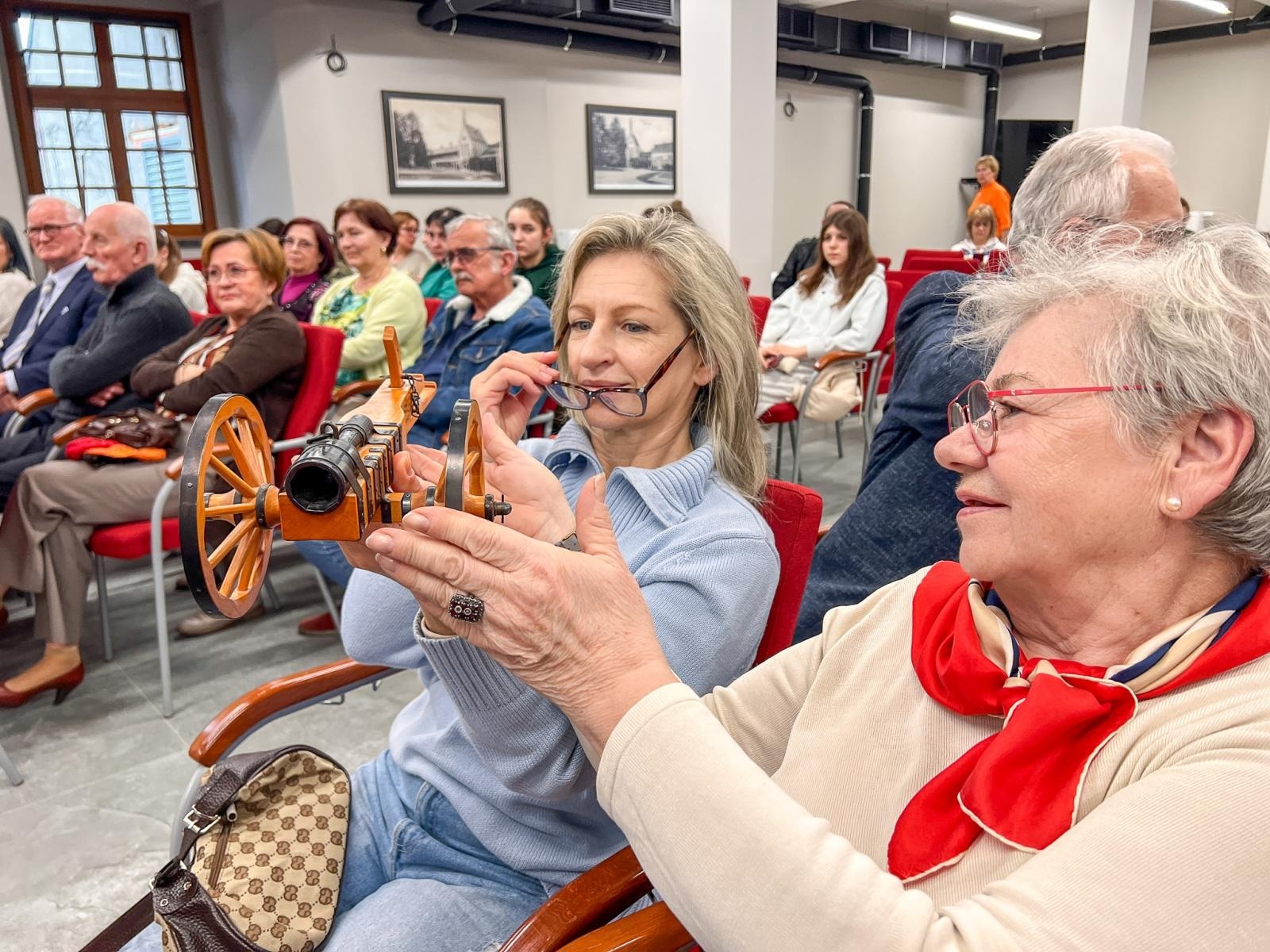 Zdjęcie w galerii na portalu naszraciborz.pl: Zapachy lasu i militaria na Zamku Piastowskim. Zamkowa niedziela z przyrodą i historią wiadomości z regionu