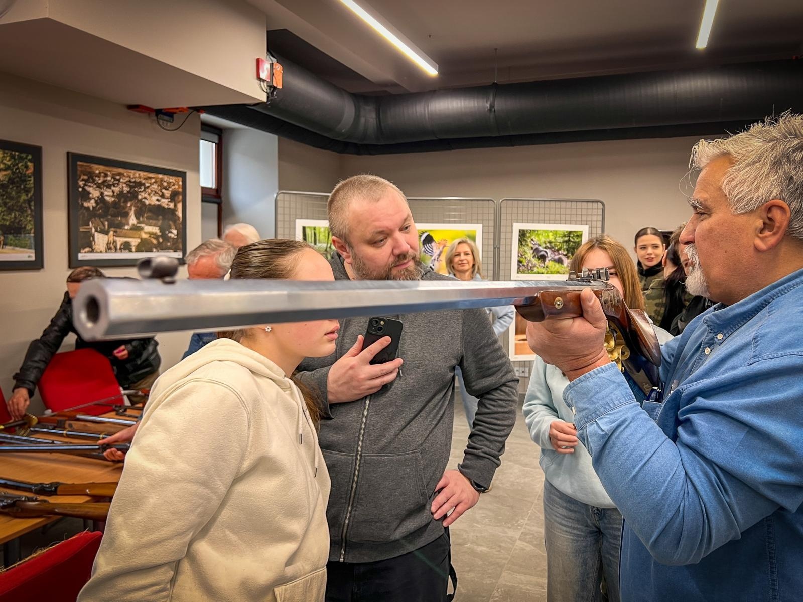 Zdjęcie w galerii na portalu naszraciborz.pl: Zapachy lasu i militaria na Zamku Piastowskim. Zamkowa niedziela z przyrodą i historią wiadomości z regionu