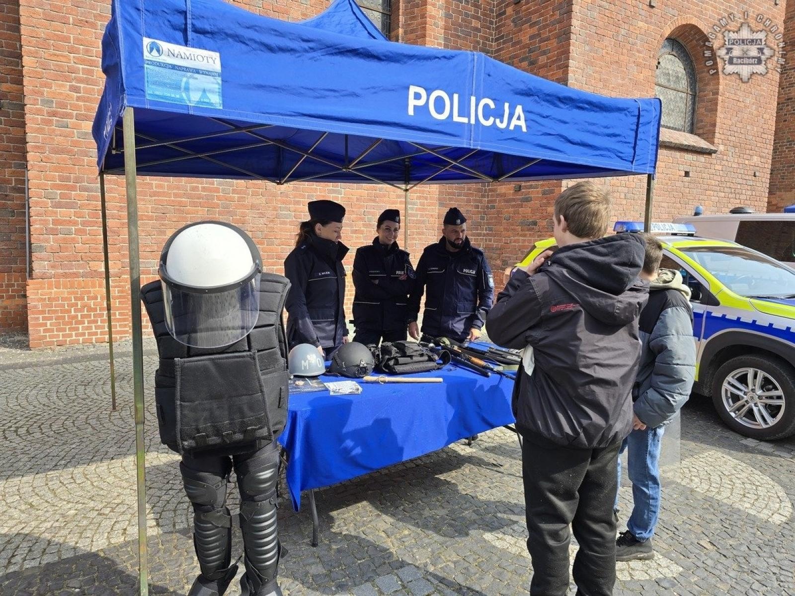 Zdjęcie w galerii na portalu naszraciborz.pl: Żołnierska przysięga z udziałem raciborskiej policji wiadomości z regionu