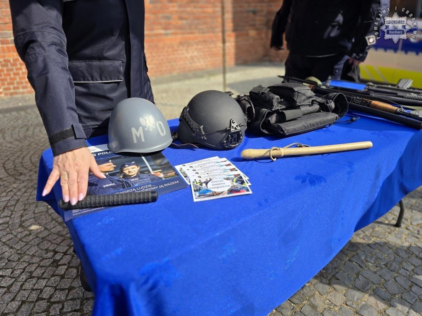 Zdjęcie w galerii na portalu naszraciborz.pl: Żołnierska przysięga z udziałem raciborskiej policji wiadomości z regionu