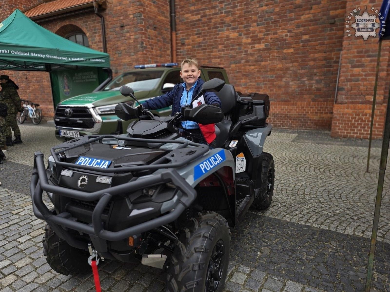 Zdjęcie w galerii na portalu naszraciborz.pl: Żołnierska przysięga z udziałem raciborskiej policji wiadomości z regionu