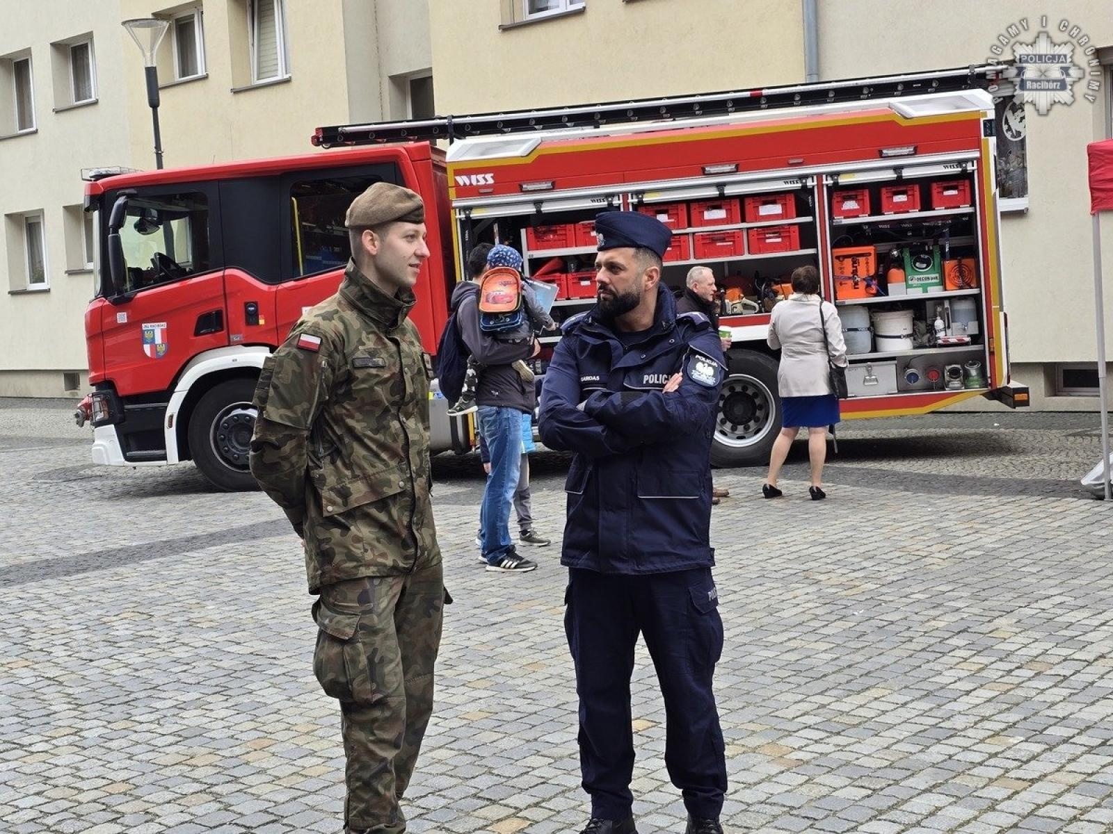 Zdjęcie w galerii na portalu naszraciborz.pl: Żołnierska przysięga z udziałem raciborskiej policji wiadomości z regionu
