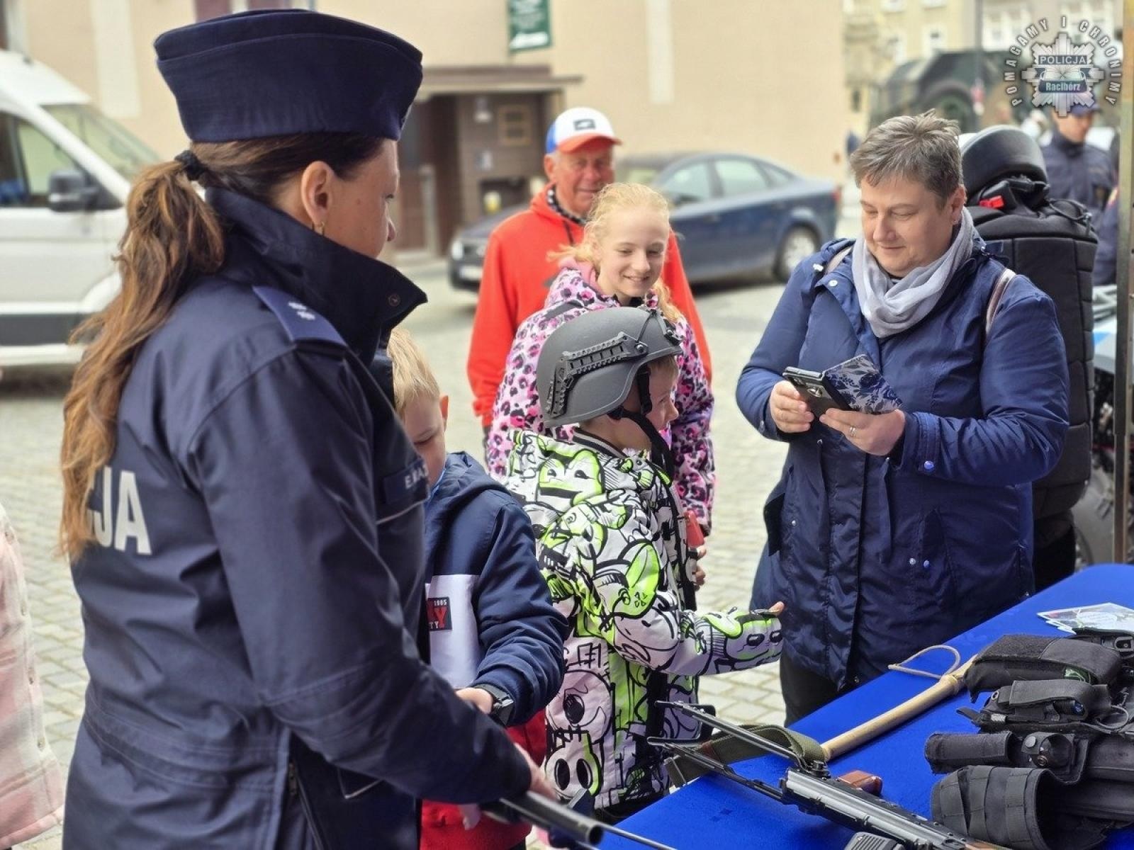 Zdjęcie w galerii na portalu naszraciborz.pl: Żołnierska przysięga z udziałem raciborskiej policji wiadomości z regionu
