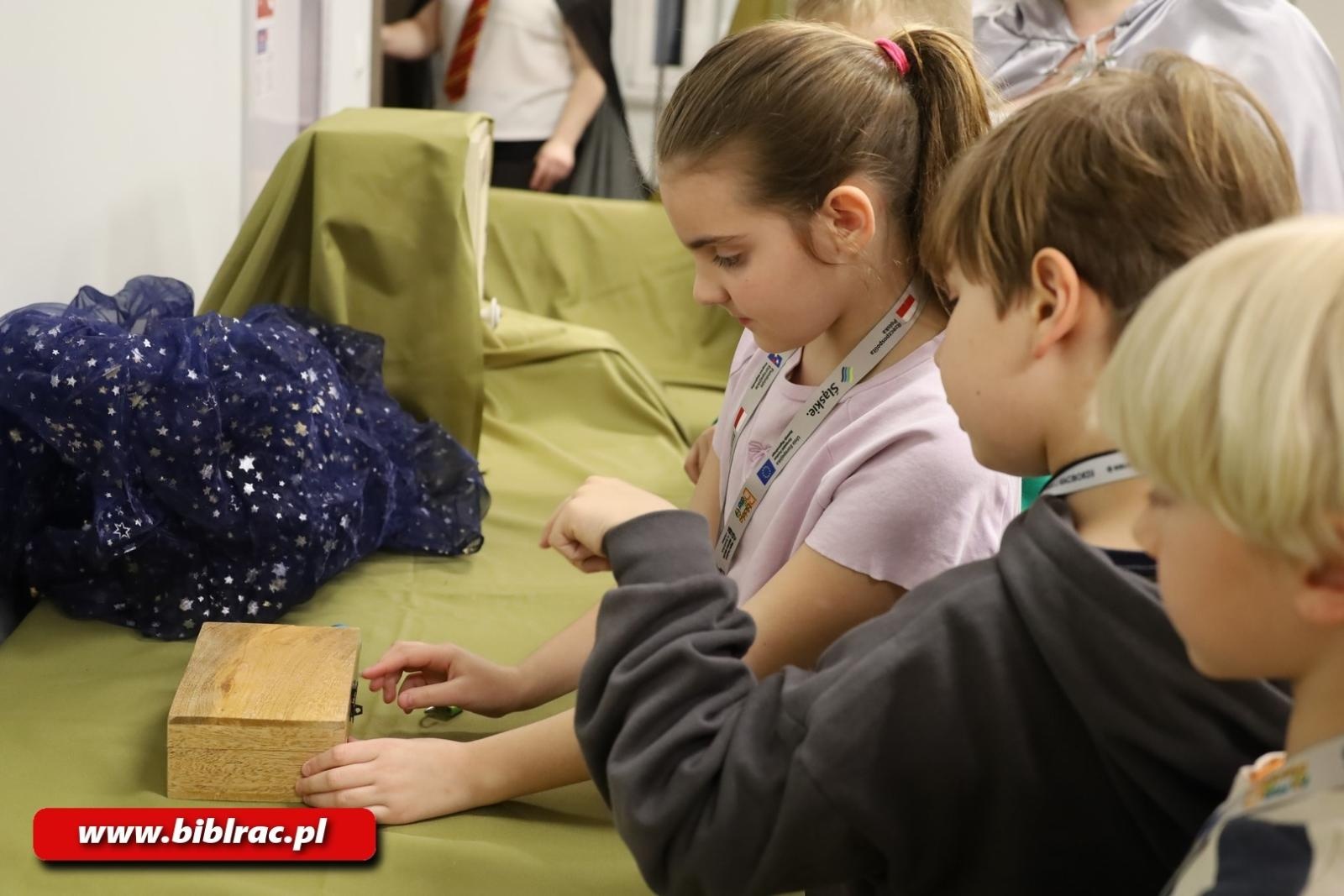 Zdjęcie w galerii na portalu naszraciborz.pl: Biblioteka nie zasypia, czyli XXII Noc z Andersenem wiadomości z regionu