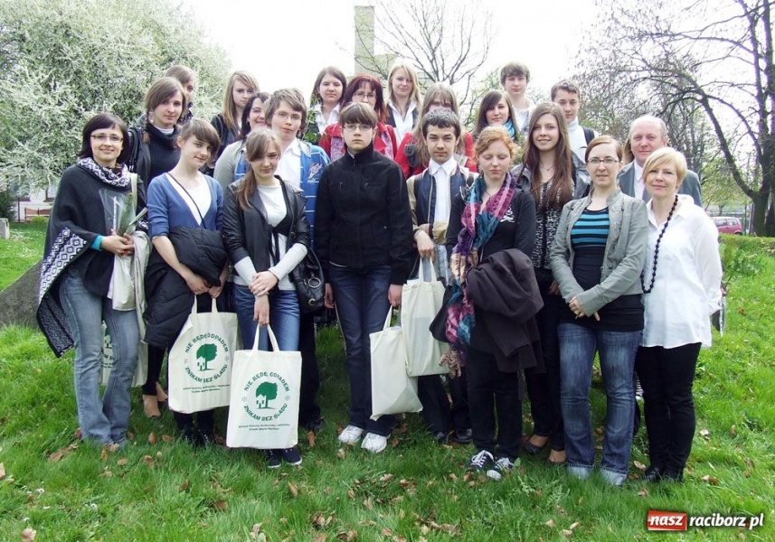 Zdjęcie w galerii na portalu naszraciborz.pl: Konkurs i ekologiczne śniadanie w II LO wiadomości z regionu