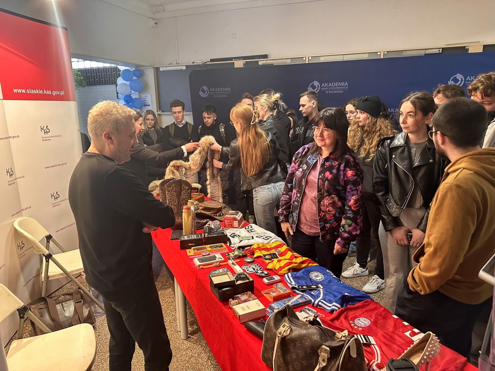 Zdjęcie w galerii na portalu naszraciborz.pl: Spotkanie z Krajową Administracją Skarbową w Akademii Nauk Stosowanych w Raciborzu wiadomości z regionu