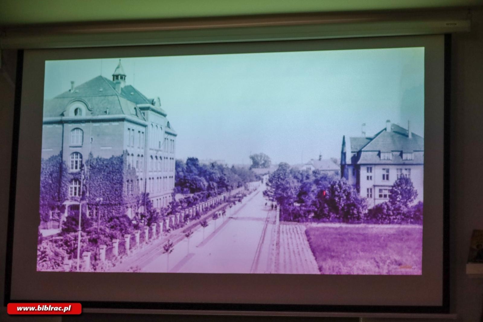 Zdjęcie w galerii na portalu naszraciborz.pl: Raciborska Rajza w bibliotece wiadomości z regionu