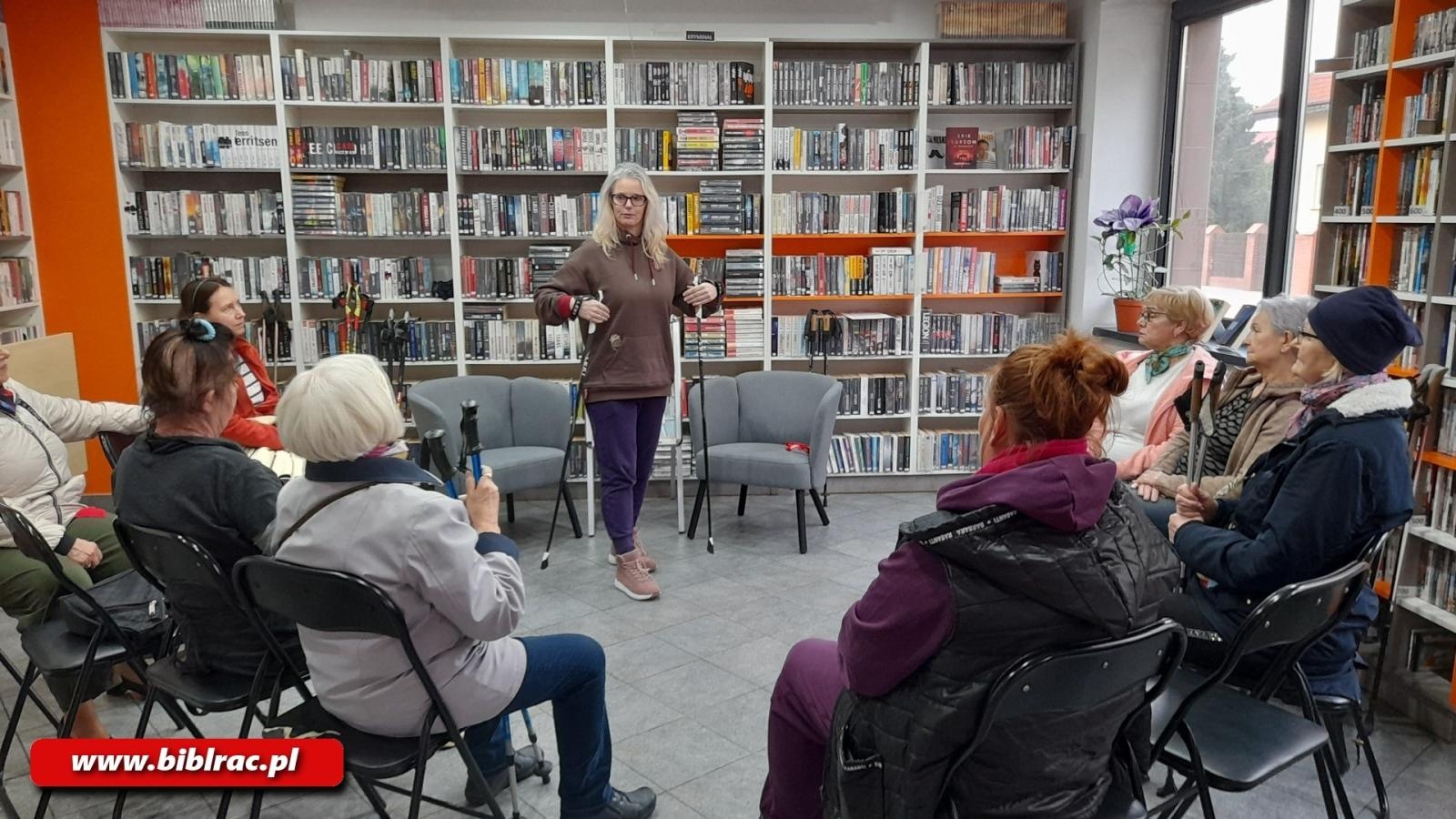 Zdjęcie w galerii na portalu naszraciborz.pl: Kurs Nordic Walking w bibliotece na Ostrogu wiadomości z regionu