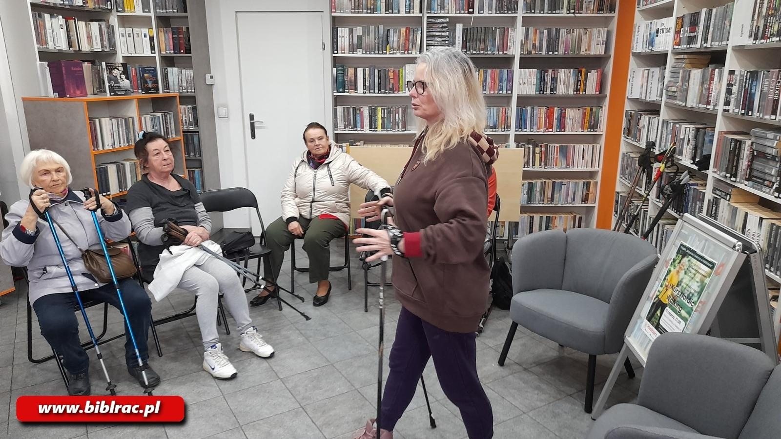Zdjęcie w galerii na portalu naszraciborz.pl: Kurs Nordic Walking w bibliotece na Ostrogu wiadomości z regionu