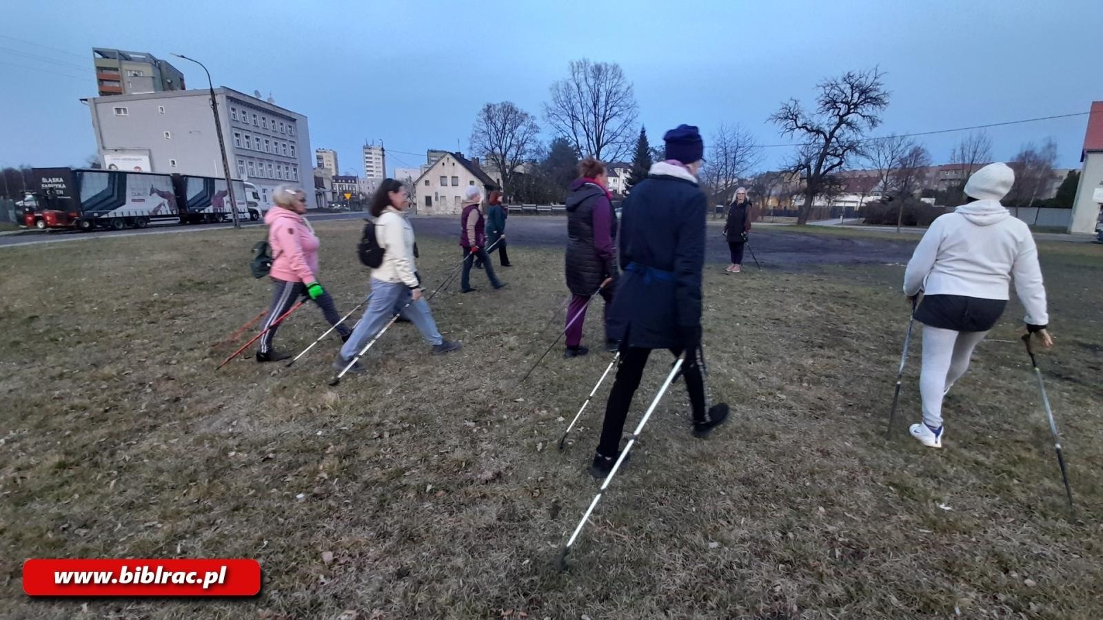 Zdjęcie w galerii na portalu naszraciborz.pl: Kurs Nordic Walking w bibliotece na Ostrogu wiadomości z regionu