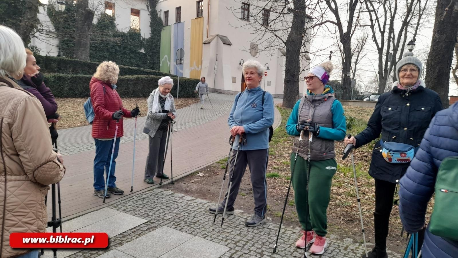Zdjęcie w galerii na portalu naszraciborz.pl: Kurs Nordic Walking w bibliotece na Ostrogu wiadomości z regionu