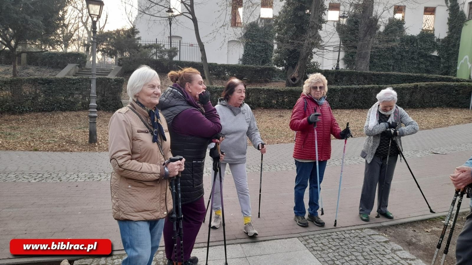 Zdjęcie w galerii na portalu naszraciborz.pl: Kurs Nordic Walking w bibliotece na Ostrogu wiadomości z regionu