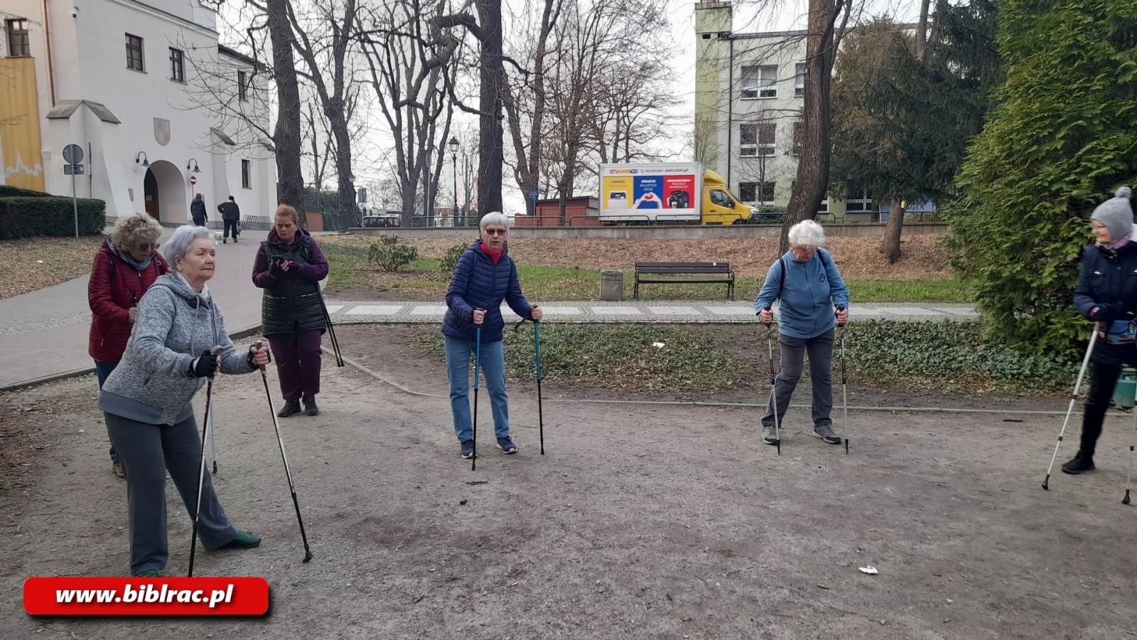 Zdjęcie w galerii na portalu naszraciborz.pl: Kurs Nordic Walking w bibliotece na Ostrogu wiadomości z regionu