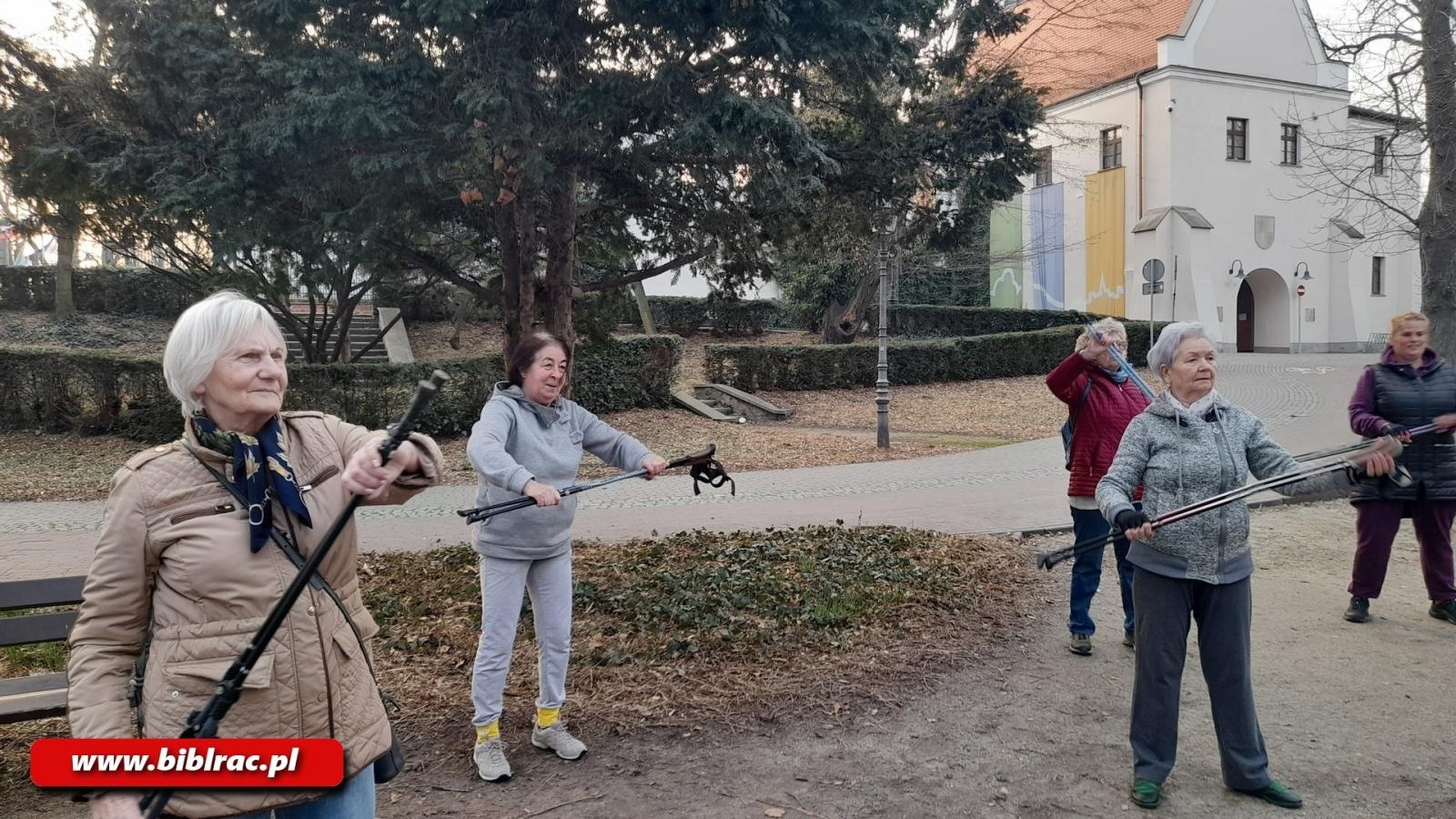 Zdjęcie w galerii na portalu naszraciborz.pl: Kurs Nordic Walking w bibliotece na Ostrogu wiadomości z regionu