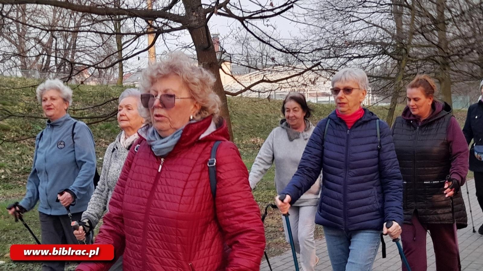 Zdjęcie w galerii na portalu naszraciborz.pl: Kurs Nordic Walking w bibliotece na Ostrogu wiadomości z regionu