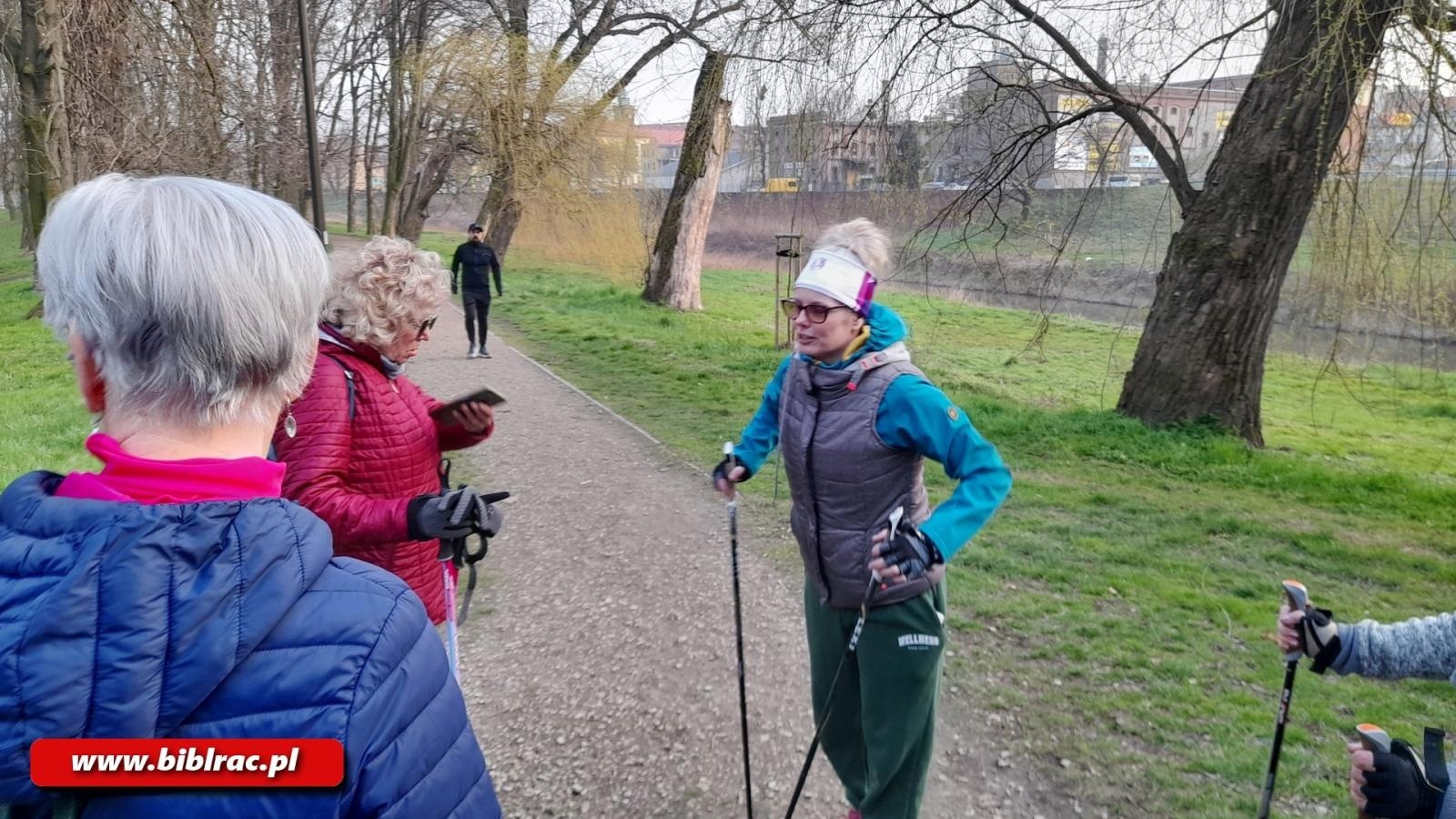 Zdjęcie w galerii na portalu naszraciborz.pl: Kurs Nordic Walking w bibliotece na Ostrogu wiadomości z regionu