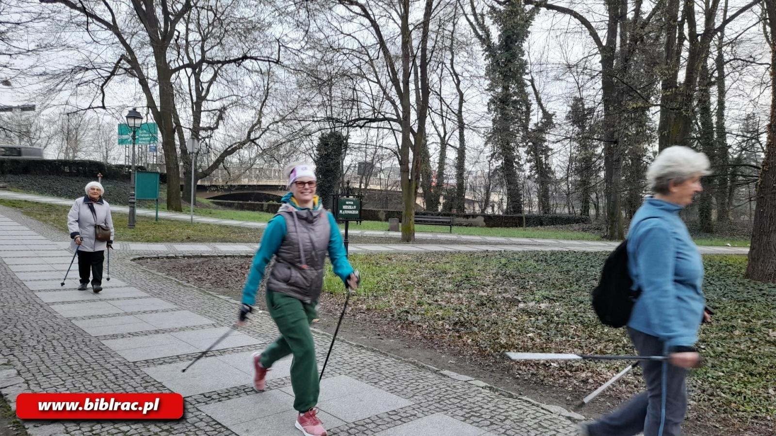 Zdjęcie w galerii na portalu naszraciborz.pl: Kurs Nordic Walking w bibliotece na Ostrogu wiadomości z regionu