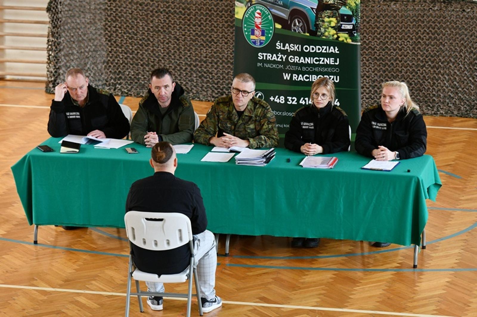 Zdjęcie w galerii na portalu naszraciborz.pl: Już trzysta podań o przyjęcie do służby w Śląskim Oddziale SG w Raciborzu wiadomości z regionu