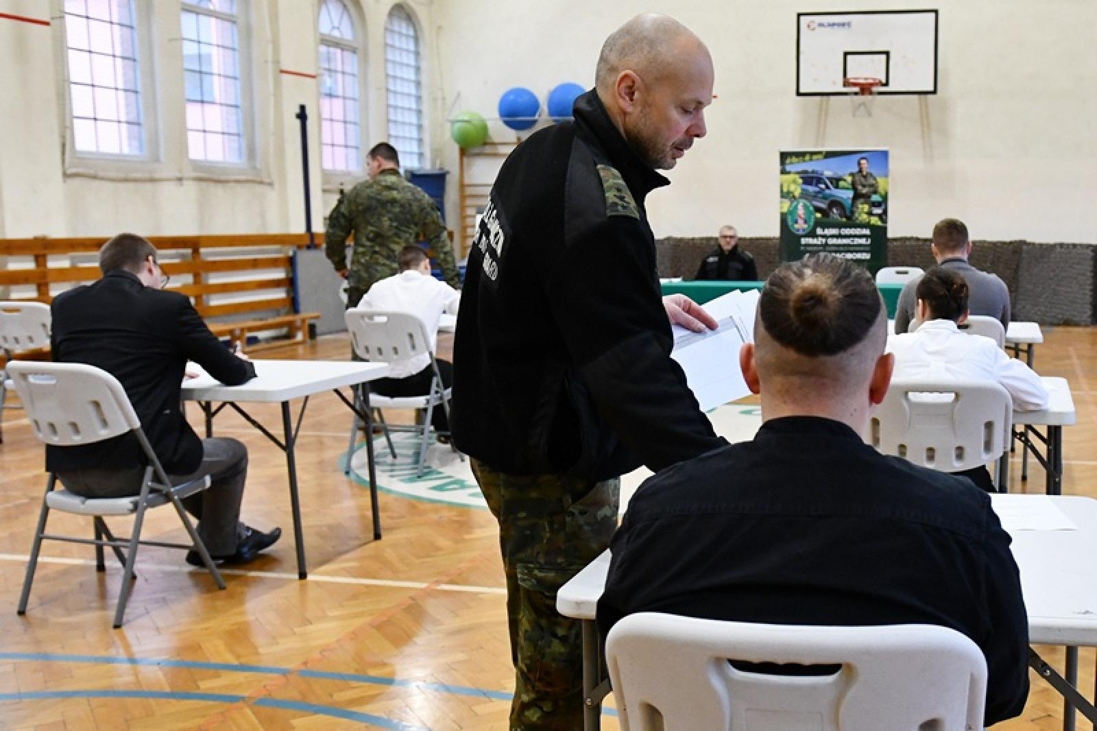 Zdjęcie w galerii na portalu naszraciborz.pl: Już trzysta podań o przyjęcie do służby w Śląskim Oddziale SG w Raciborzu wiadomości z regionu