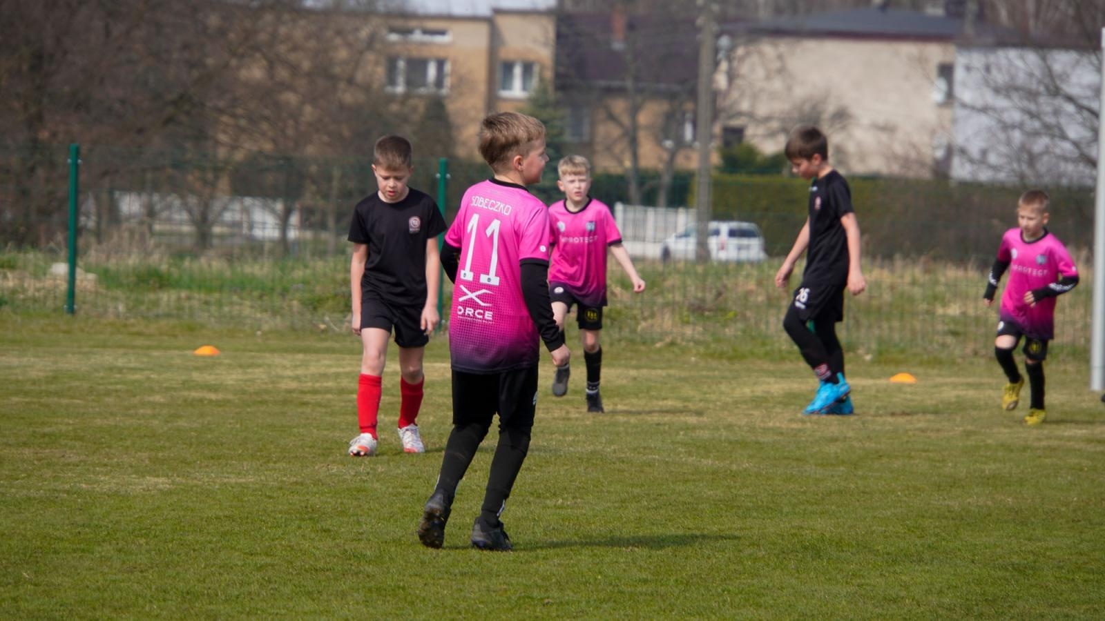 Zdjęcie w galerii na portalu naszraciborz.pl: Raszczyce Cup 2025. Piłkarska rywalizacja ponad pięciuset zawodników [FOTO] wiadomości z regionu