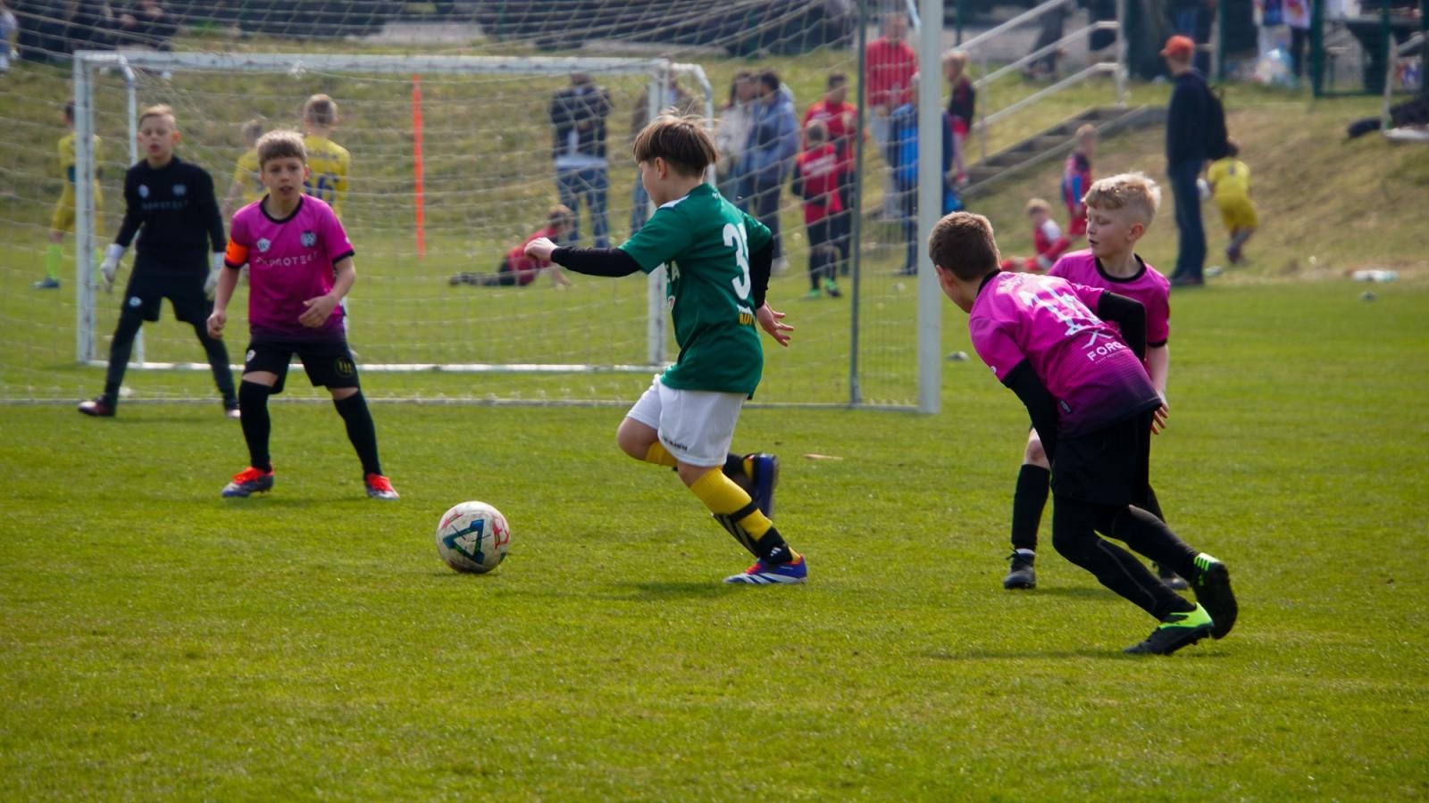 Zdjęcie w galerii na portalu naszraciborz.pl: Raszczyce Cup 2025. Piłkarska rywalizacja ponad pięciuset zawodników [FOTO] wiadomości z regionu