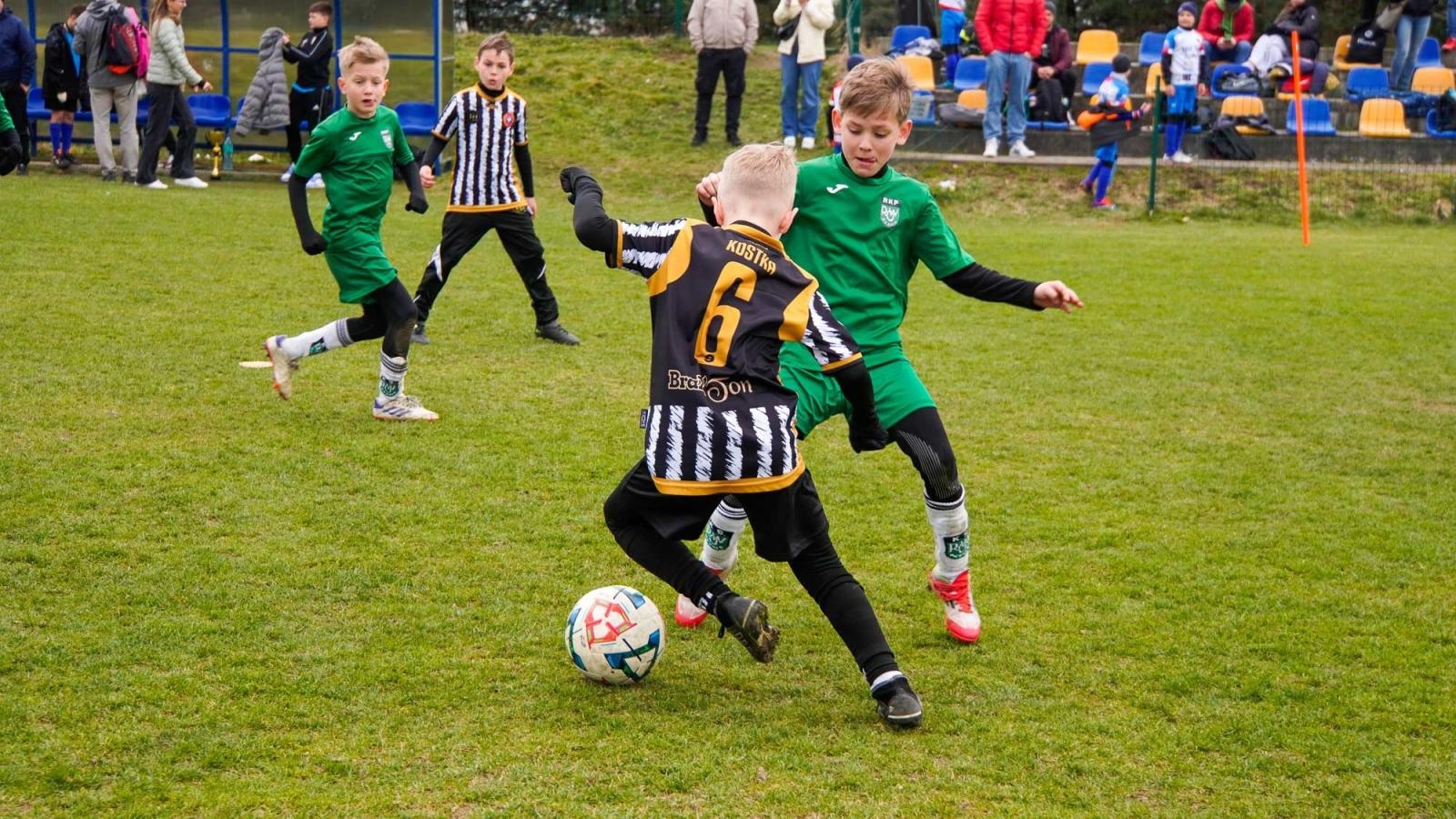Zdjęcie w galerii na portalu naszraciborz.pl: Raszczyce Cup 2025. Piłkarska rywalizacja ponad pięciuset zawodników [FOTO] wiadomości z regionu
