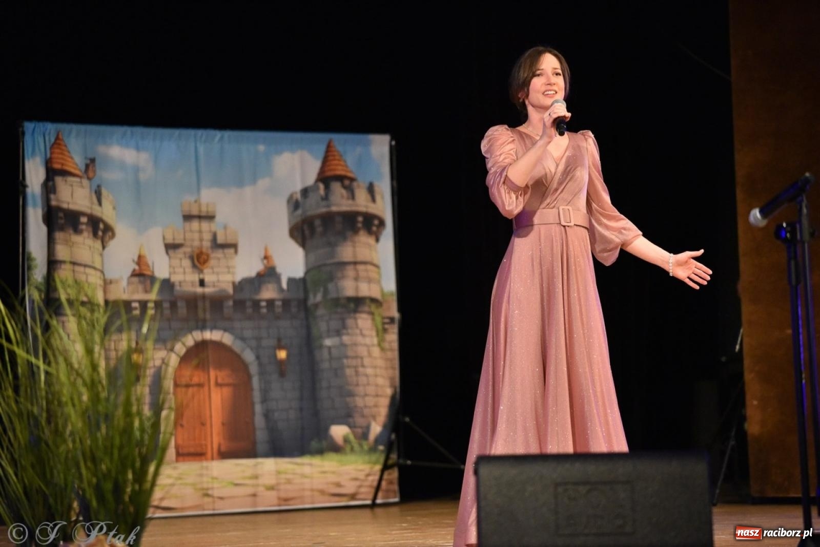 Zdjęcie w galerii na portalu naszraciborz.pl: 80 lat przedszkola w Brzeziu. Wzruszenia, wspomnienia i artystyczne talenty na scenie RCK [FOTO i WIDEO] wiadomości z regionu