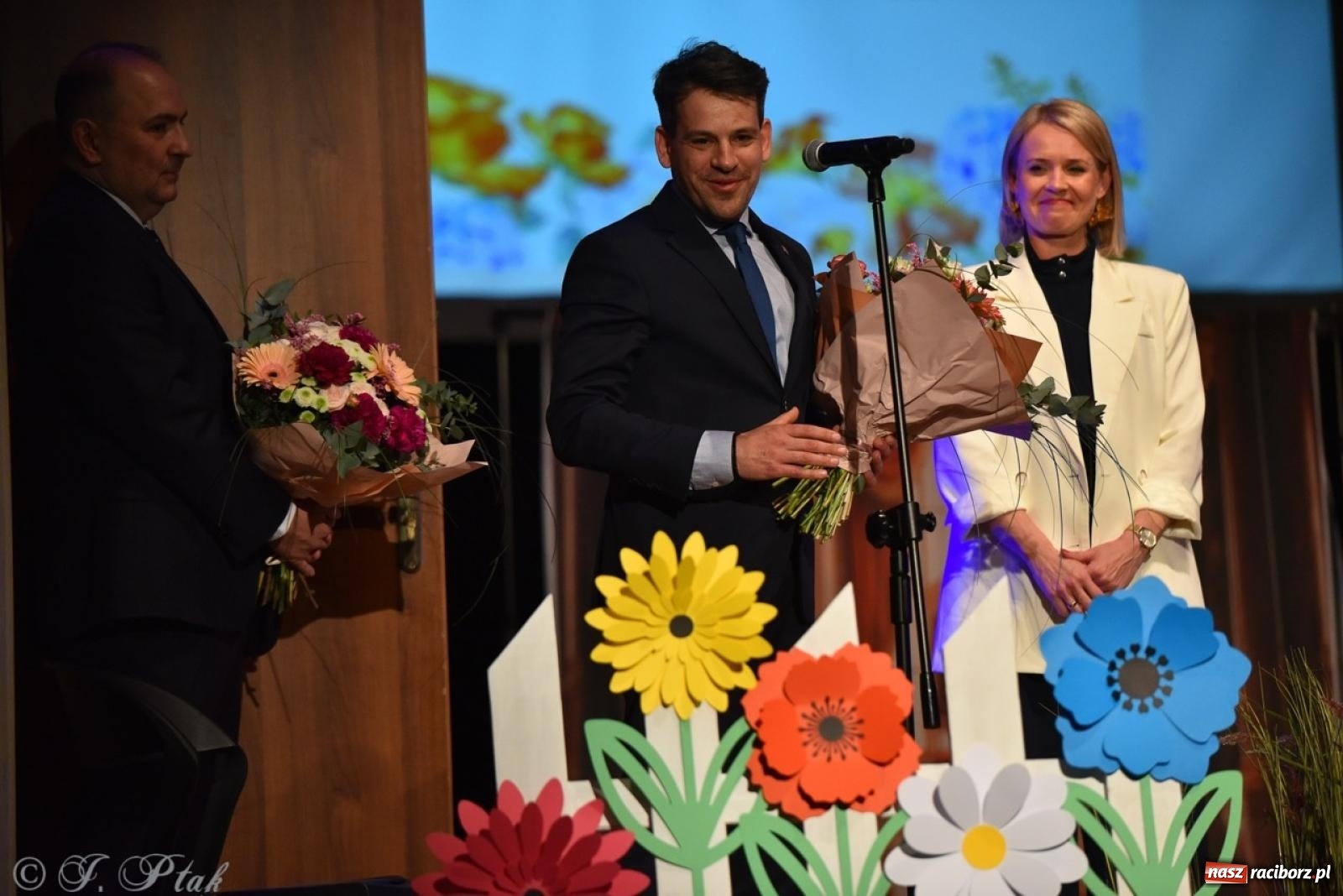 Zdjęcie w galerii na portalu naszraciborz.pl: 80 lat przedszkola w Brzeziu. Wzruszenia, wspomnienia i artystyczne talenty na scenie RCK [FOTO i WIDEO] wiadomości z regionu