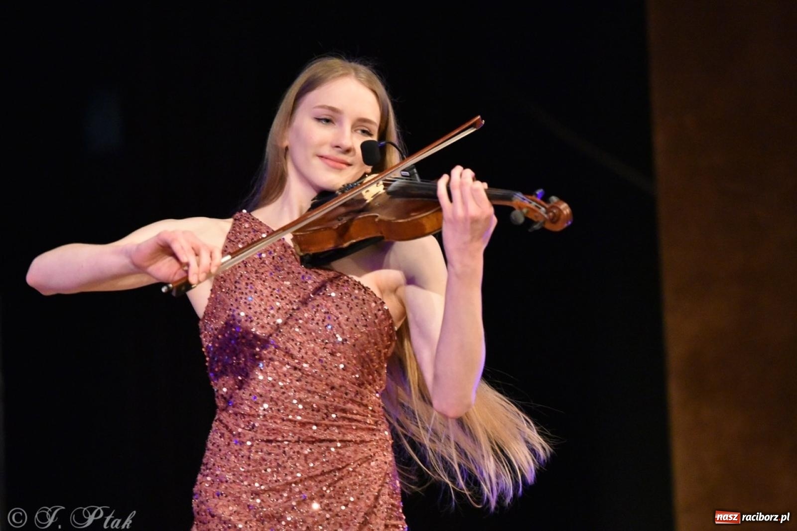 Zdjęcie w galerii na portalu naszraciborz.pl: 80 lat przedszkola w Brzeziu. Wzruszenia, wspomnienia i artystyczne talenty na scenie RCK [FOTO i WIDEO] wiadomości z regionu