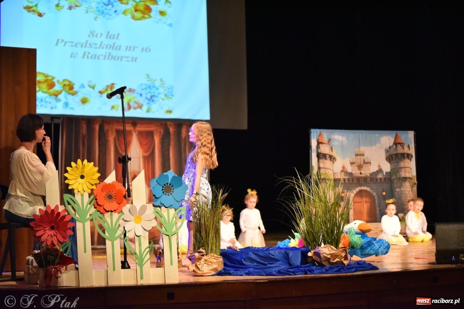 Zdjęcie w galerii na portalu naszraciborz.pl: 80 lat przedszkola w Brzeziu. Wzruszenia, wspomnienia i artystyczne talenty na scenie RCK [FOTO i WIDEO] wiadomości z regionu
