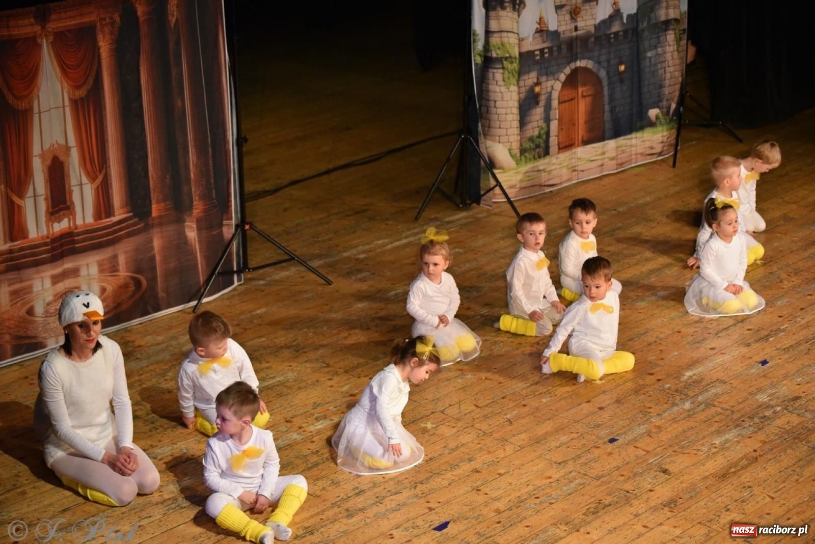 Zdjęcie w galerii na portalu naszraciborz.pl: 80 lat przedszkola w Brzeziu. Wzruszenia, wspomnienia i artystyczne talenty na scenie RCK [FOTO i WIDEO] wiadomości z regionu