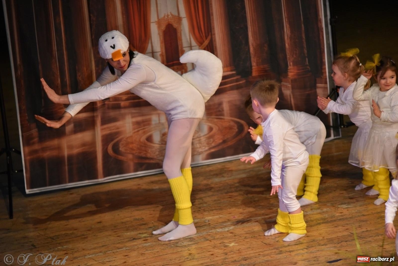 Zdjęcie w galerii na portalu naszraciborz.pl: 80 lat przedszkola w Brzeziu. Wzruszenia, wspomnienia i artystyczne talenty na scenie RCK [FOTO i WIDEO] wiadomości z regionu