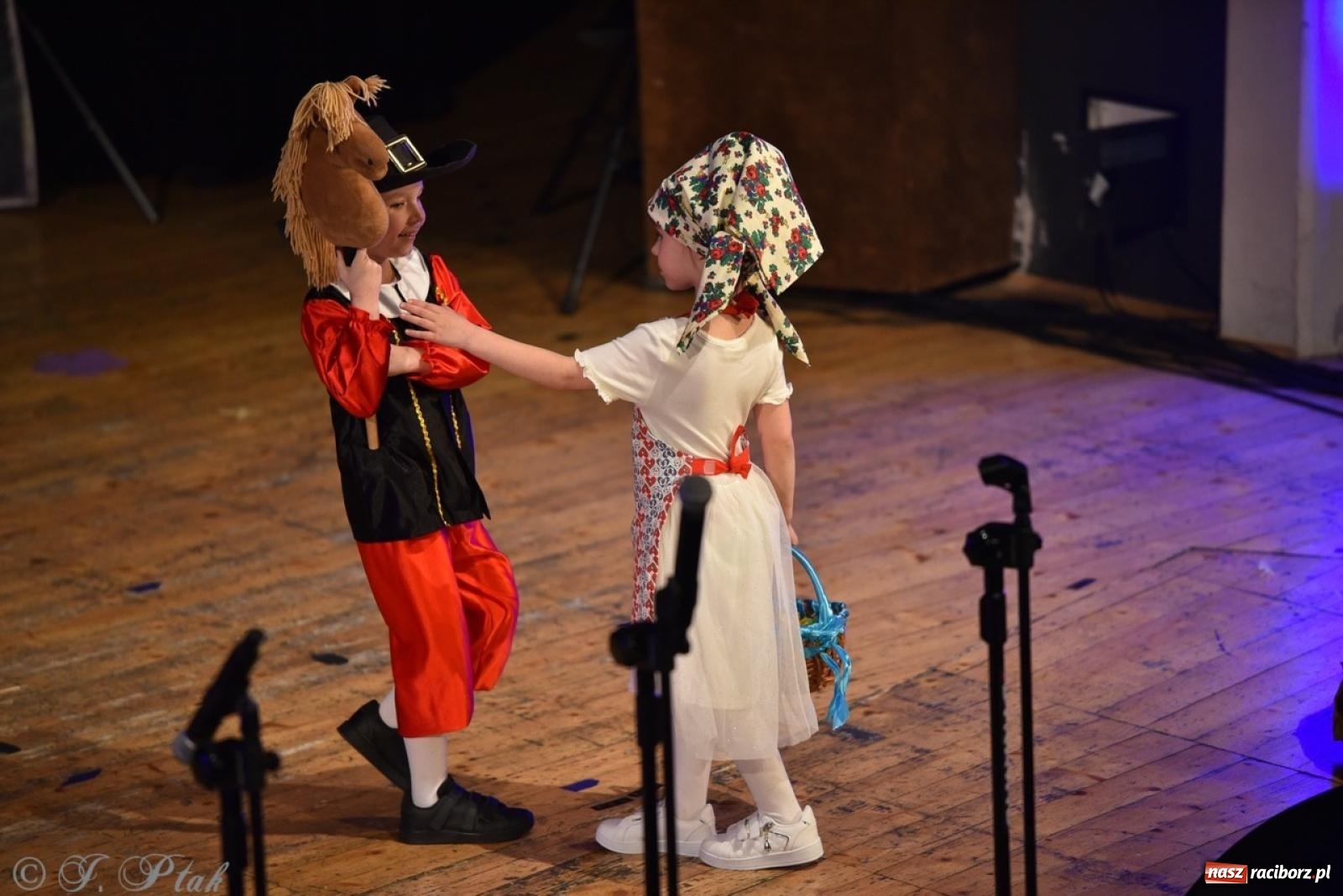 Zdjęcie w galerii na portalu naszraciborz.pl: 80 lat przedszkola w Brzeziu. Wzruszenia, wspomnienia i artystyczne talenty na scenie RCK [FOTO i WIDEO] wiadomości z regionu