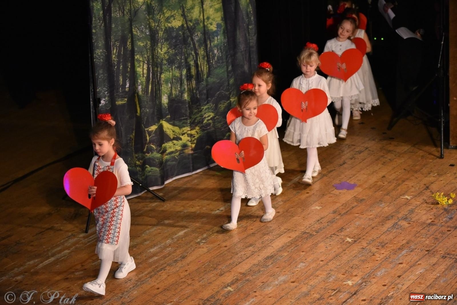 Zdjęcie w galerii na portalu naszraciborz.pl: 80 lat przedszkola w Brzeziu. Wzruszenia, wspomnienia i artystyczne talenty na scenie RCK [FOTO i WIDEO] wiadomości z regionu