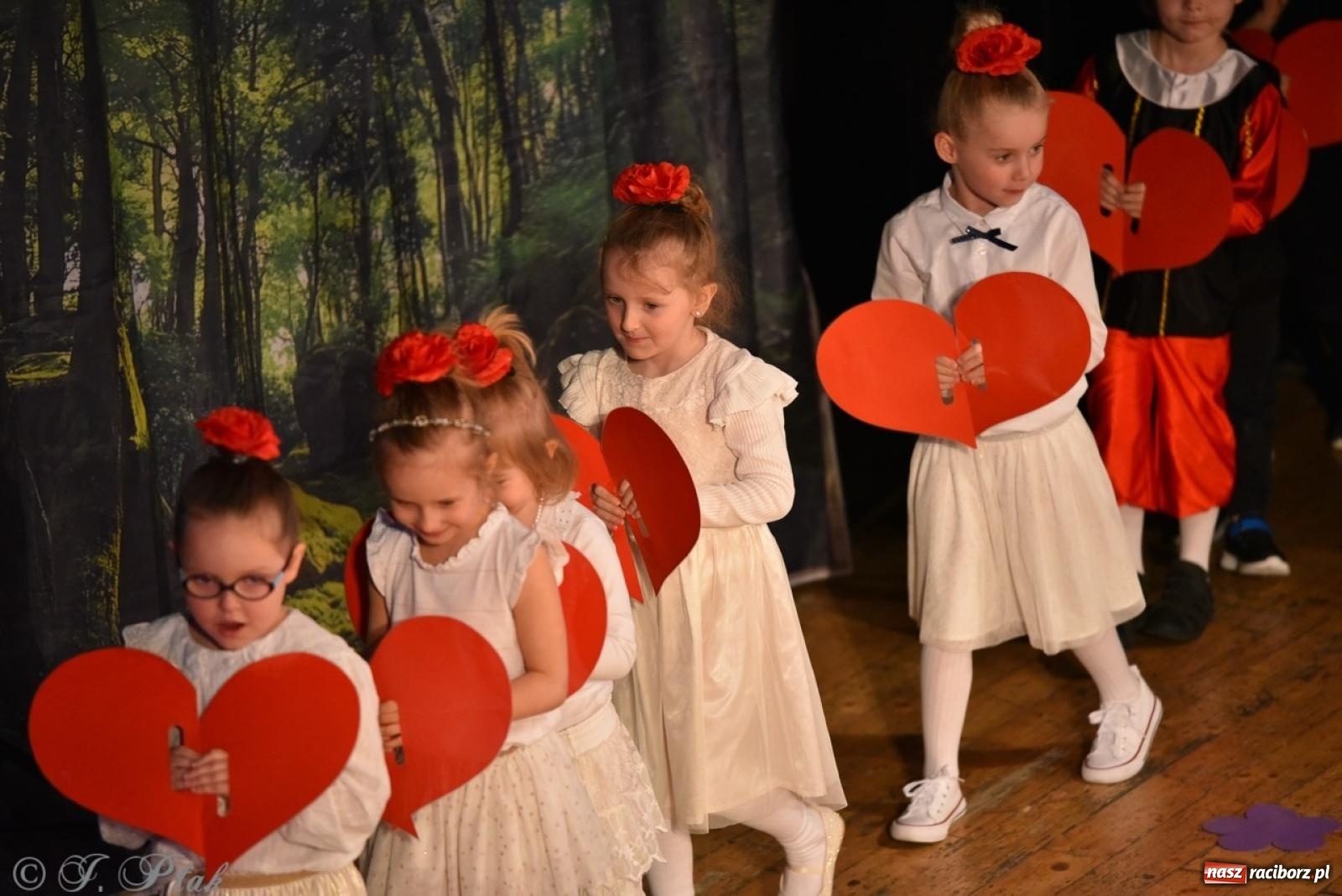 Zdjęcie w galerii na portalu naszraciborz.pl: 80 lat przedszkola w Brzeziu. Wzruszenia, wspomnienia i artystyczne talenty na scenie RCK [FOTO i WIDEO] wiadomości z regionu