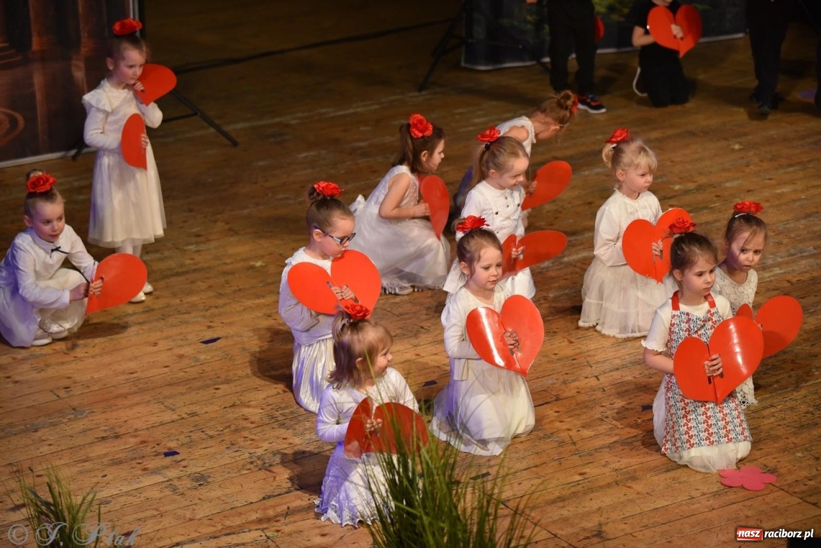 Zdjęcie w galerii na portalu naszraciborz.pl: 80 lat przedszkola w Brzeziu. Wzruszenia, wspomnienia i artystyczne talenty na scenie RCK [FOTO i WIDEO] wiadomości z regionu