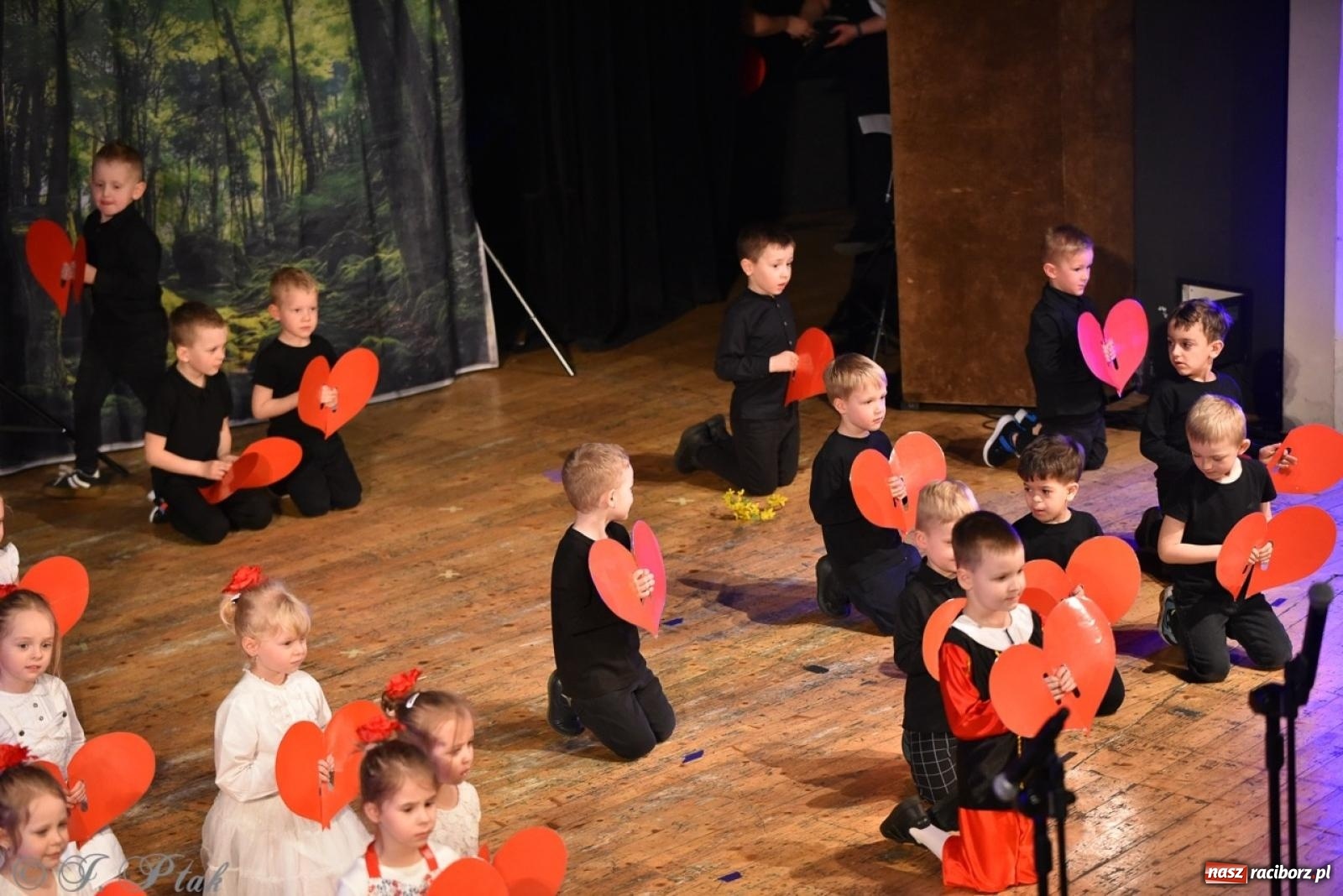 Zdjęcie w galerii na portalu naszraciborz.pl: 80 lat przedszkola w Brzeziu. Wzruszenia, wspomnienia i artystyczne talenty na scenie RCK [FOTO i WIDEO] wiadomości z regionu