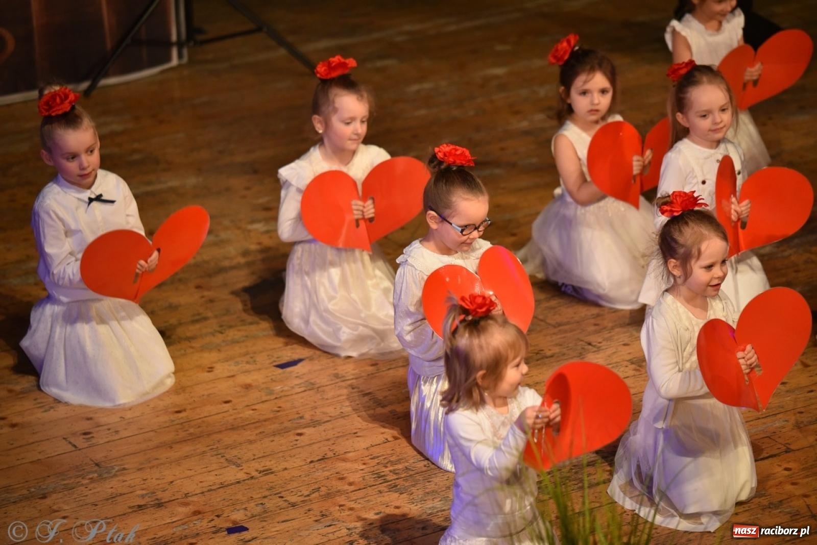 Zdjęcie w galerii na portalu naszraciborz.pl: 80 lat przedszkola w Brzeziu. Wzruszenia, wspomnienia i artystyczne talenty na scenie RCK [FOTO i WIDEO] wiadomości z regionu