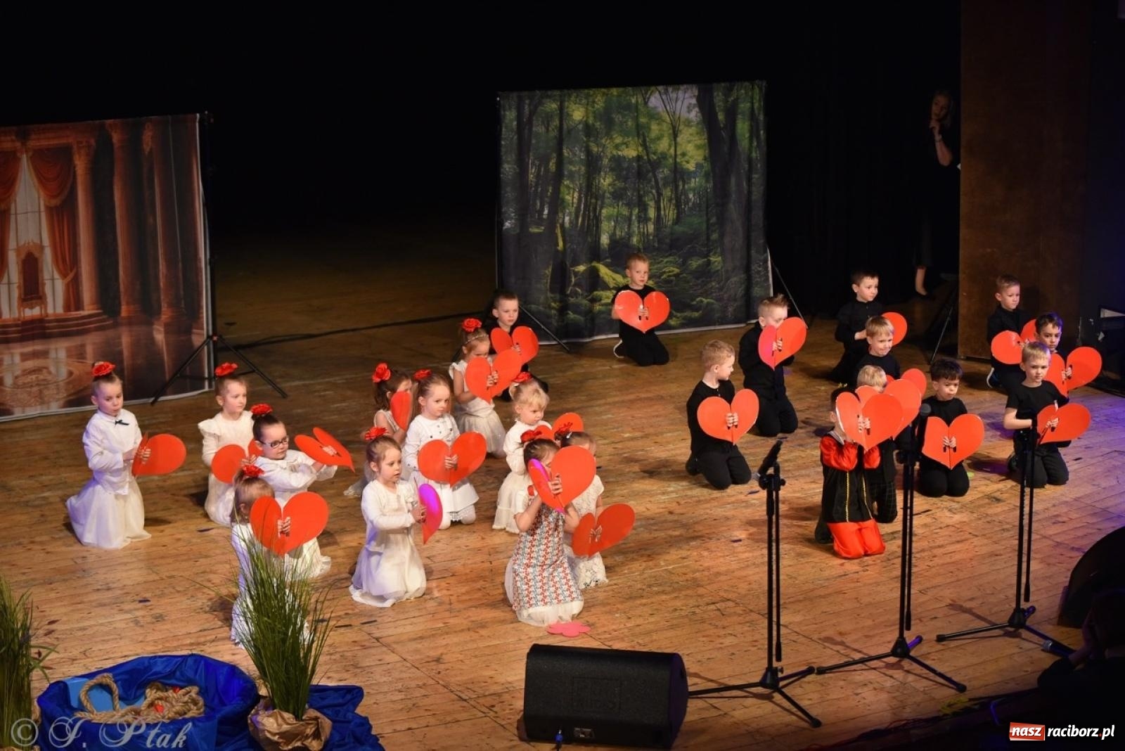 Zdjęcie w galerii na portalu naszraciborz.pl: 80 lat przedszkola w Brzeziu. Wzruszenia, wspomnienia i artystyczne talenty na scenie RCK [FOTO i WIDEO] wiadomości z regionu