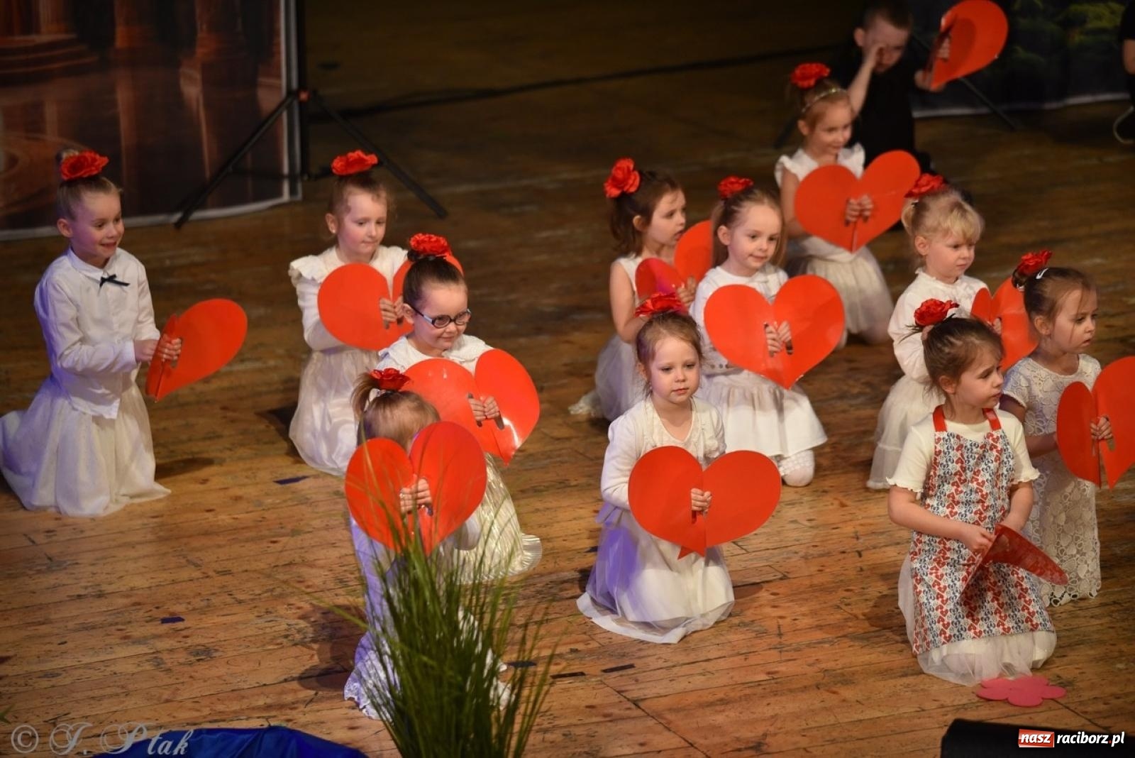 Zdjęcie w galerii na portalu naszraciborz.pl: 80 lat przedszkola w Brzeziu. Wzruszenia, wspomnienia i artystyczne talenty na scenie RCK [FOTO i WIDEO] wiadomości z regionu